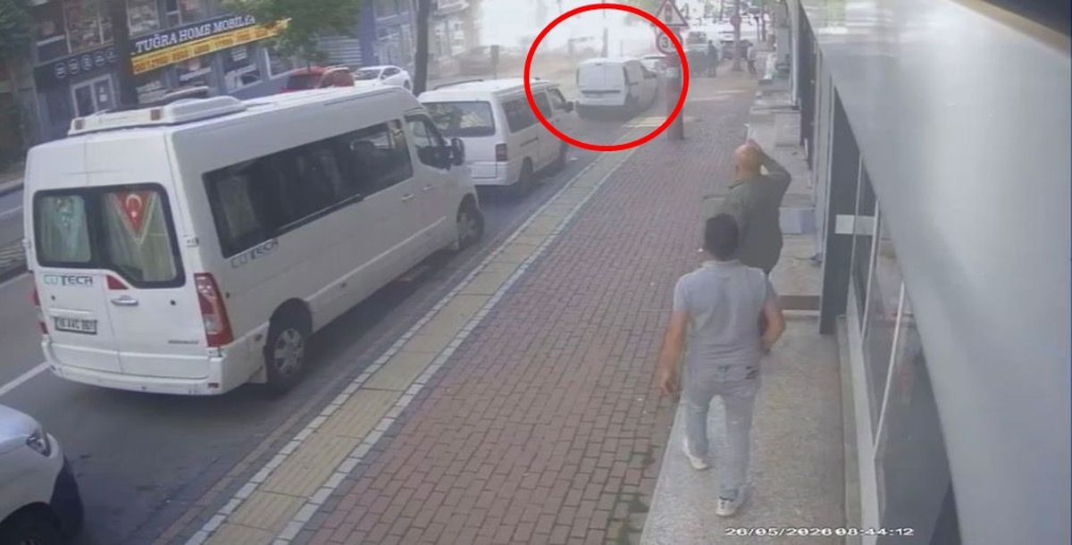 Hafif ticari aracın park halindeki 6 araca çarptığı kaza kamerada