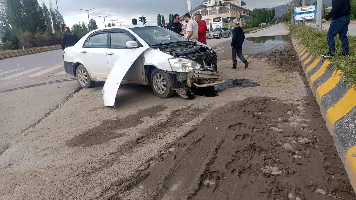 Hasköy'de hafriyat kamyonu ile otomobil çarpıştı: 1 yaralı