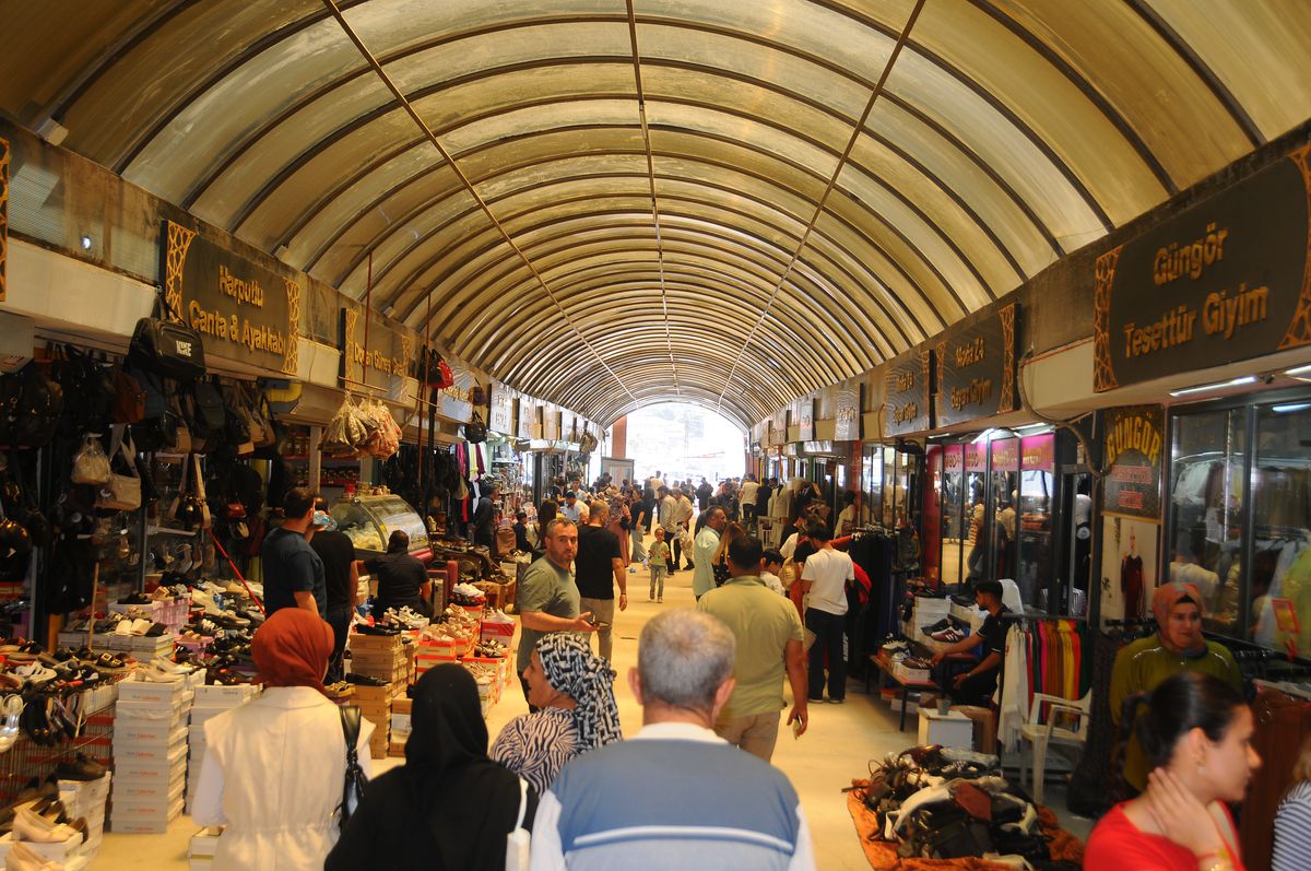 Hatay'da bayram alışverişi için vatandaşlar prefabrik olarak kurulan Uzun Çarşı'ya akın etti