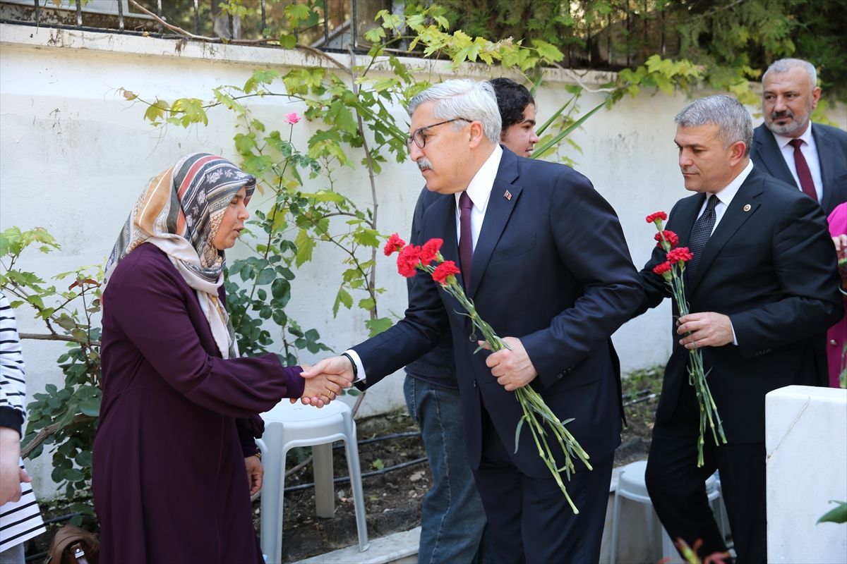 Hatay'da bayram arifesinde şehitliğe ziyaret