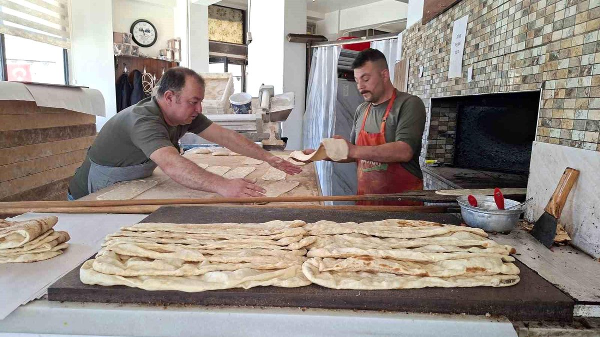 Hisarcık'ta fırıncıların lavaş mesaisi