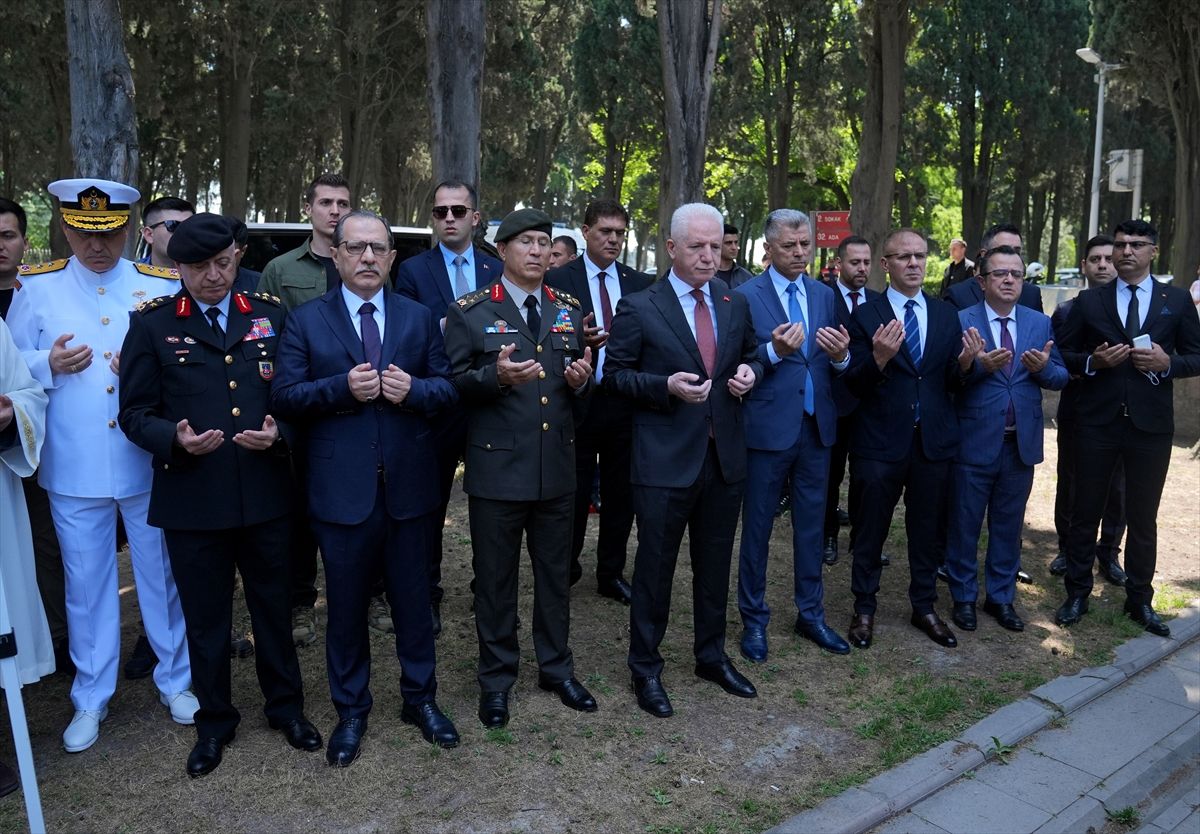 Vali Gül, Şehitlikleri Ziyaret Etti