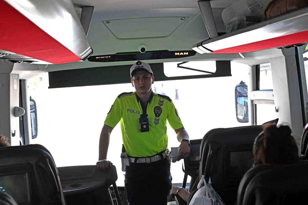 İzmir Emniyeti'nden bayram mesaisi: Tedbirler en üst seviyeye çıkarıldı
