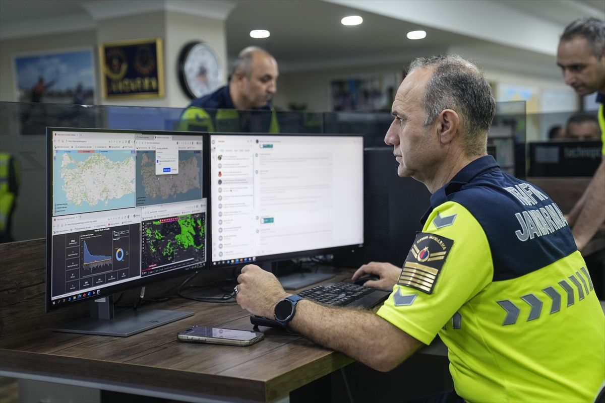 Jandarmadan bayram öncesi trafiğe havadan denetim