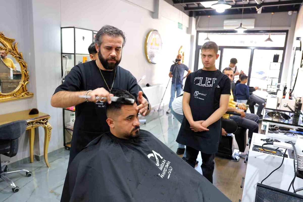 Kahramanmaraş'ta bir berber özel bireye meslek kapısı açtı