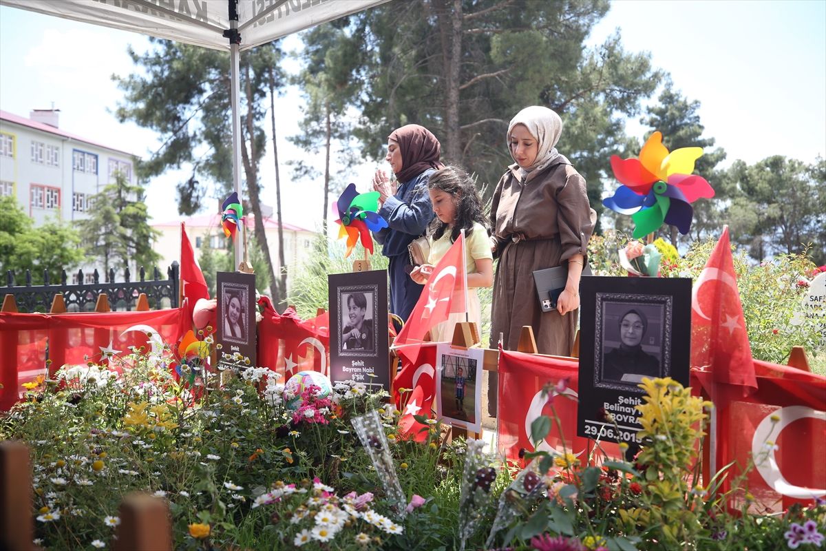 Maraş'ta okul saldırısında ölenlerin ailelerinden bayram arifesinde kabir ziyareti