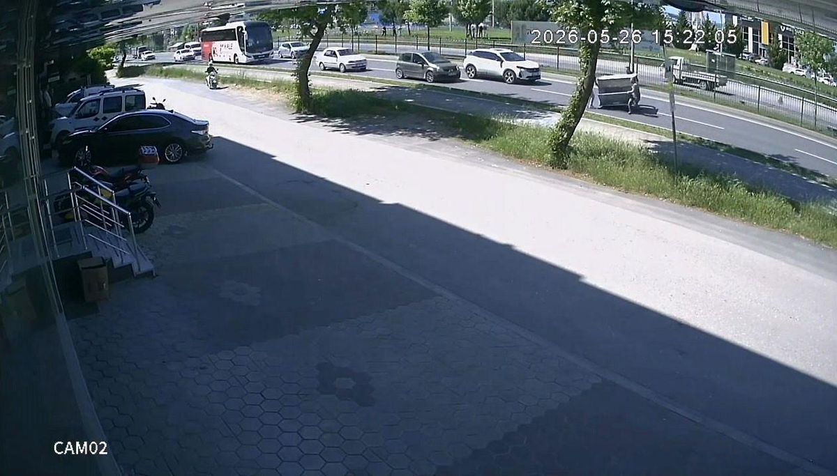 Kamyonetten düşen demir kafes faciaya davetiye çıkardı