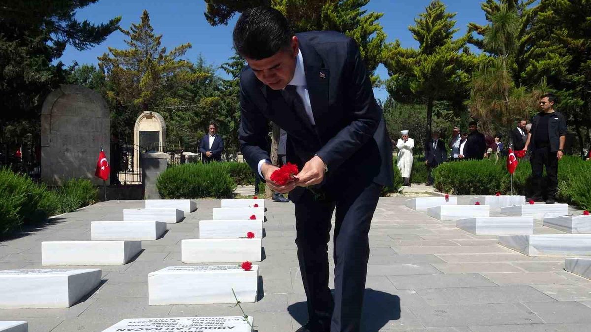 Vali Kalaylı'dan Şehitlik Ziyareti