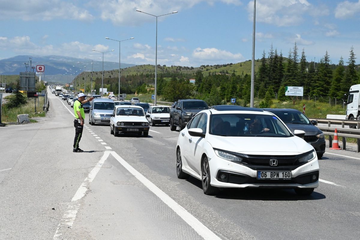'Kilit kavşak' Kırıkkale'de, arife günü yoğunluğu