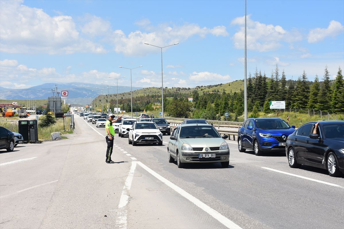 'Kilit kavşak' Kırıkkale'de bayram öncesi trafik yoğunluğu sürüyor