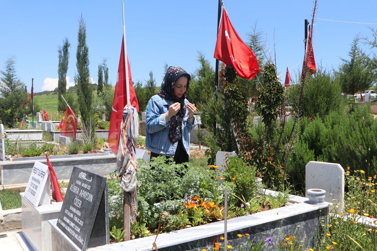 Deprem Şehitliğinde Bayram Arifesi Duygu Dolu Anlar