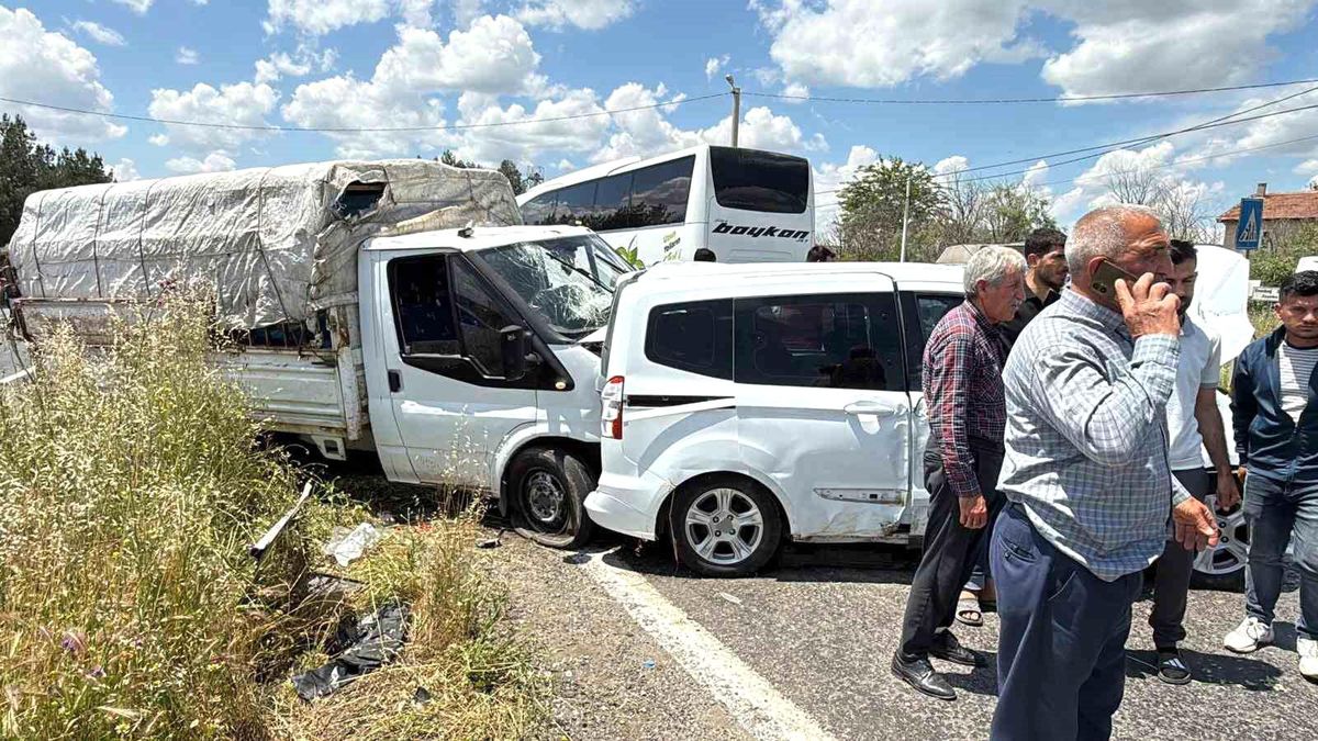 Kurbanlıkları taşıyan kamyonetle hafif ticari araç çarpıştı: 1'i ağır 4 yaralı