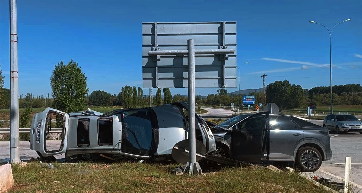 Kütahya'da iki otomobilin çarpıştığı kazada 6 kişi yaralandı