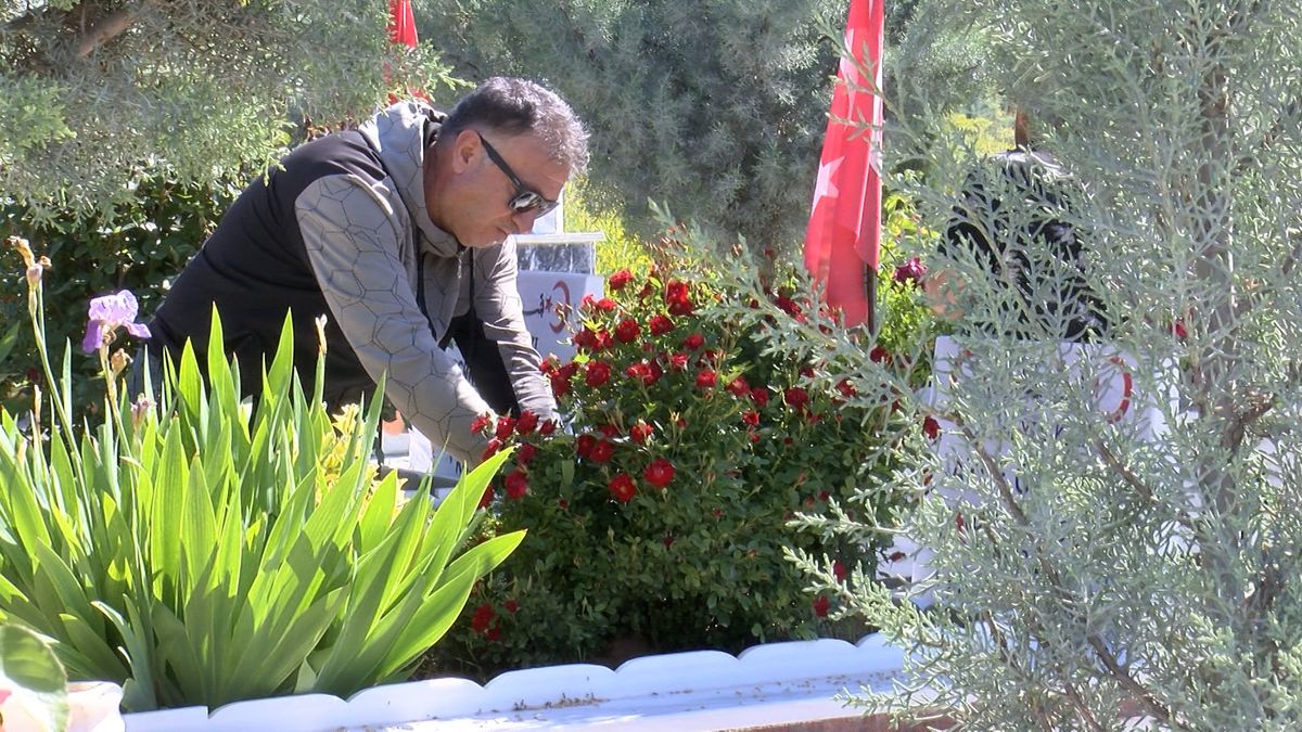 Depremde Yakınlarını Kaybedenler Kurban Bayramı Arifesinde Mezarlıkta Dua Etti