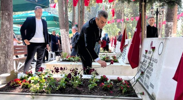 Mersin protokolü şehitlikte ve bayramlaşmada bir arada