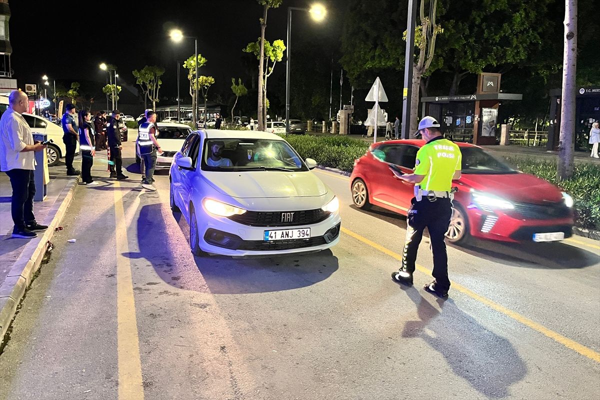 Mersin Valisi Atilla Toros asayiş ve trafik uygulamalarına katıldı