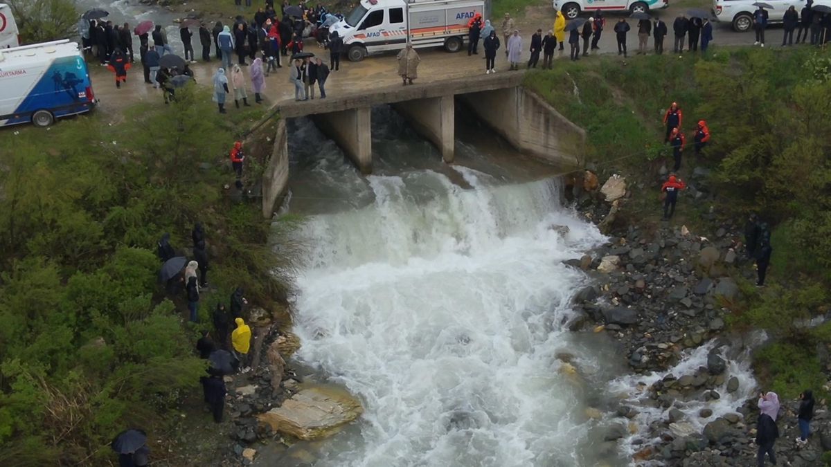 Muş'ta derede kaybolan kadının eşyaları bulundu