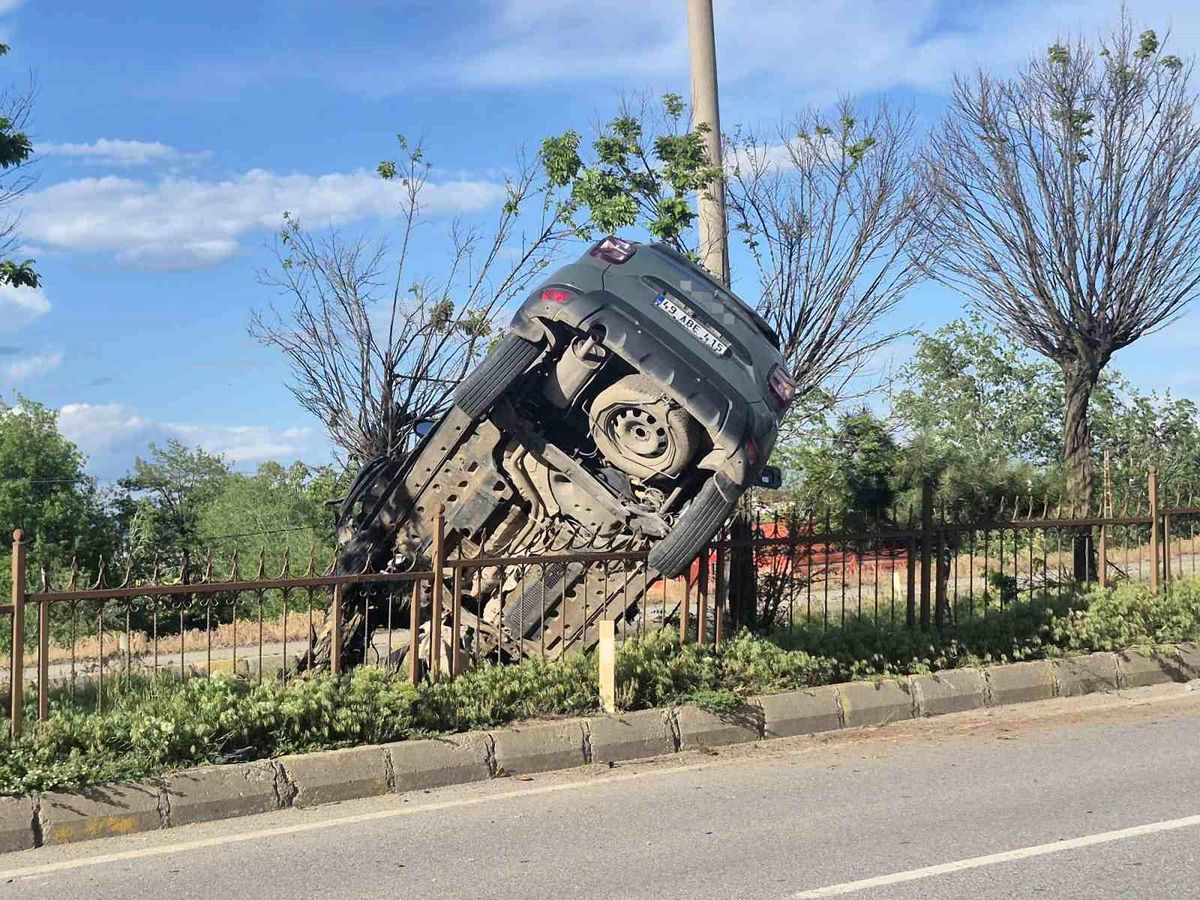 Muş'ta takla atan araç refüjdeki demirlere saplandı: 1 yaralı