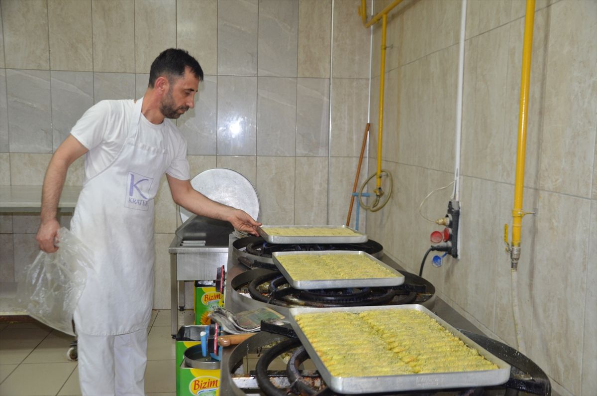 Muş'ta tatlı imalathanelerinde bayram mesaisi sürüyor