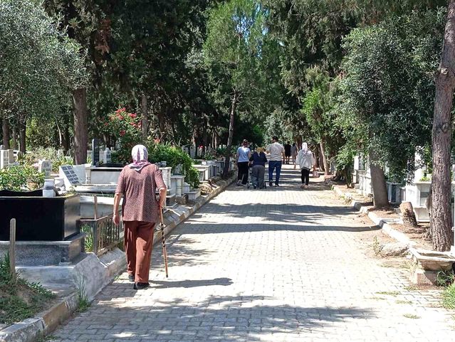 Nazilli'de arefe günü mezarlıklar doldu taştı