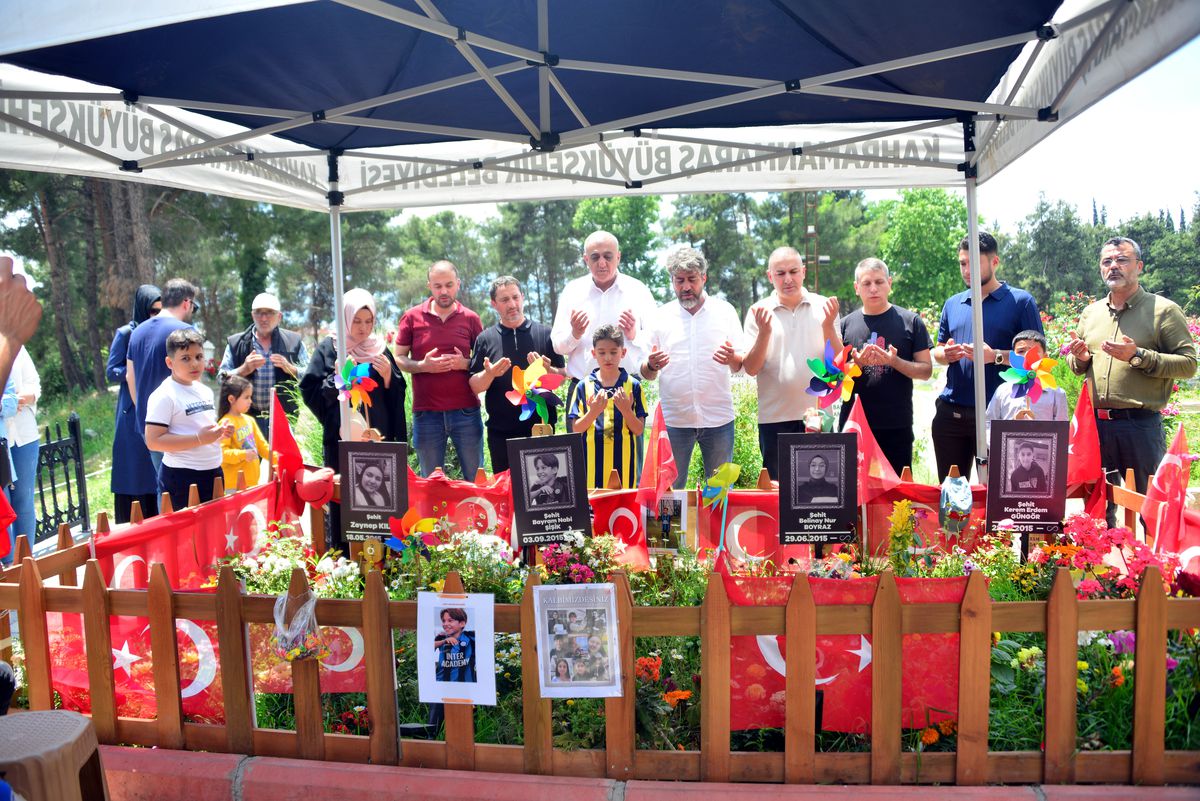 Kahramanmaraş'taki okul saldırısında hayatını kaybedenlerin aileleri mezarlıkta buluştu
