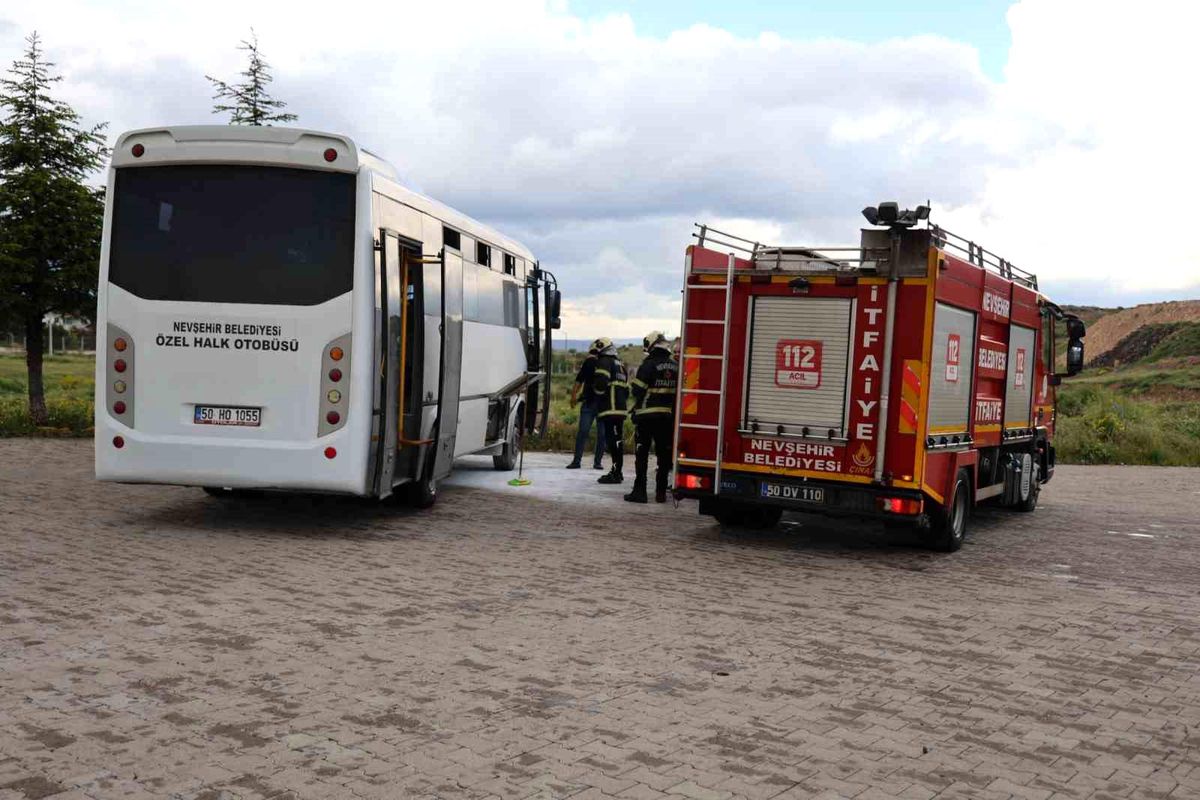 Park halindeki halk otobüsü alev aldı