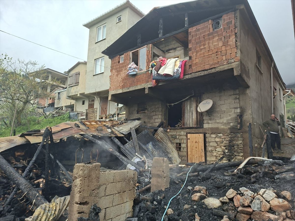 Rize'de iki ev çıkan yangında hasar gördü