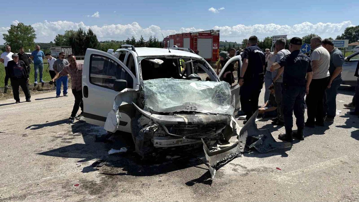 Sakarya'da araçların çarpıştığı kazada 3'ü çocuk 7 kişi yaralandı