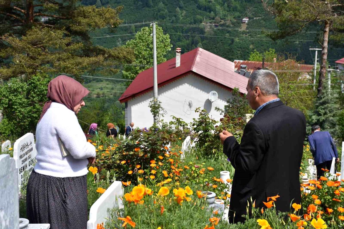 Sakarya'da arefe günü mezarlıklarda duygu dolu ziyaret