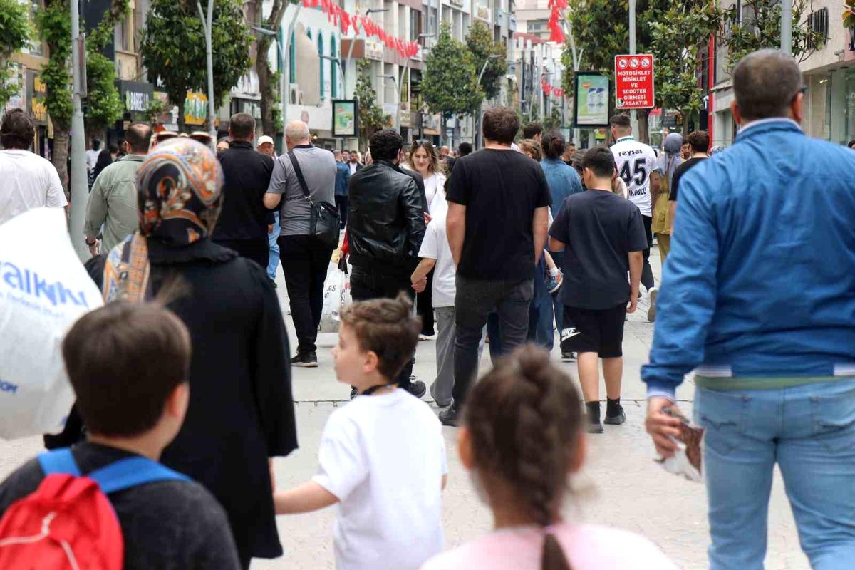 Sakarya'da bayram alışverişi telaşı: "Kedi yavrusu gibi sağa sola dağıldık"