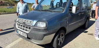 Sakarya'da otomobille çarpışan hafif ticari araçtaki 3 kişi yaralandı