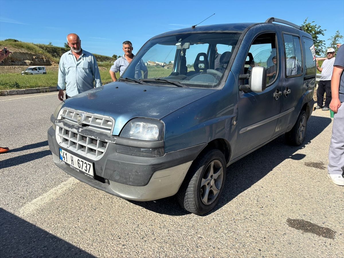 Sakarya'da otomobille çarpışan hafif ticari araçtaki 3 kişi yaralandı