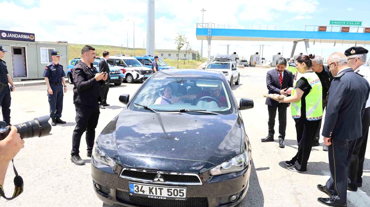 Şehir protokolünden karayolunda çikolatalı kutlama