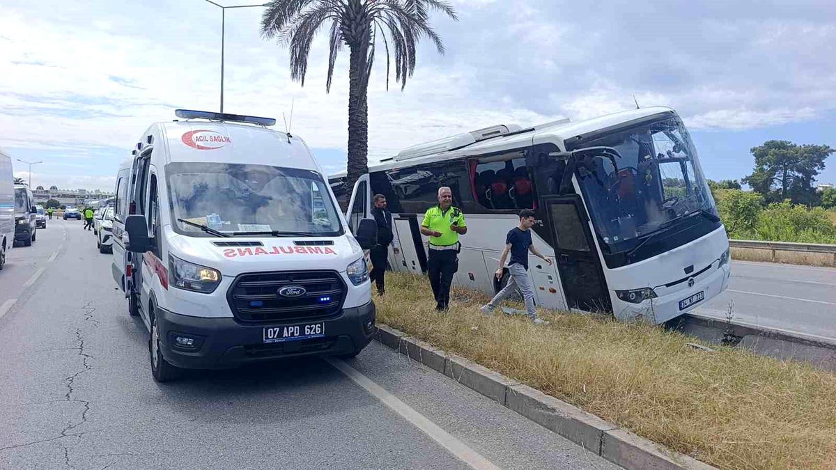 Şehirlerarası yolcu otobüsü Çevreyolu'nda refüje çıktı: 1 yaralı