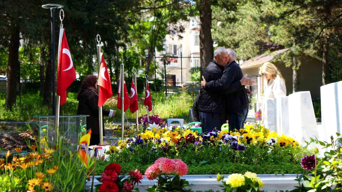 Şehit Aileleri Bayram Arefesinde Kabir Başında Dua Etti