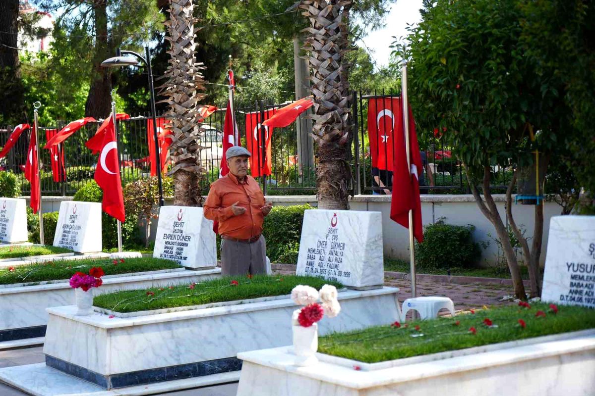 Antalya'da Şehitlikte Duygu Dolu Bayram Arefesi