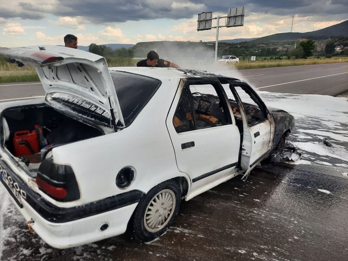 Sinop'ta seyir halindeyken yangın çıkan otomobil kullanılamaz hale geldi
