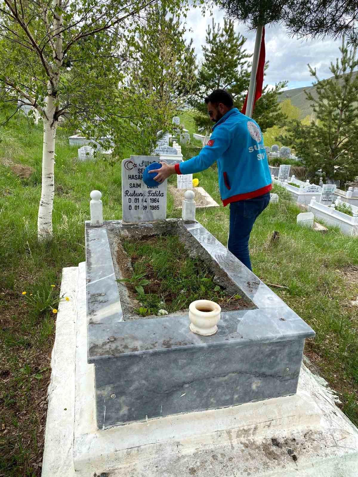 Susuz'da Kurban Bayramı öncesi şehit mezarlıklarında bakım çalışması