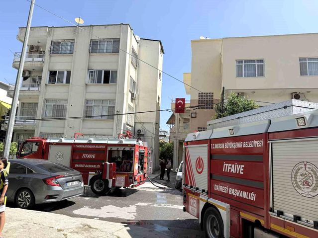Tarsus'ta apartman dairesinde yangın paniği