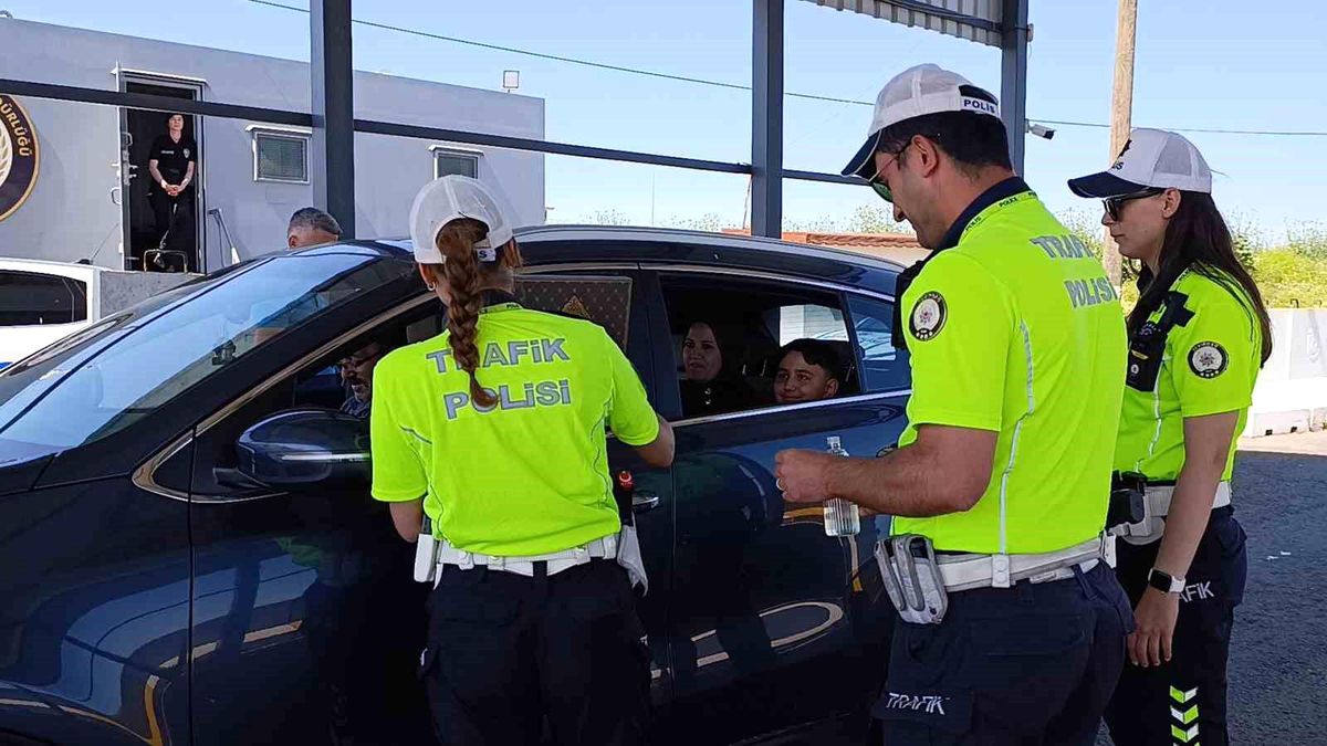 Tekirdağ'da bayram trafiğine sıkı denetim: Trafik ekiplerinden çikolata ve kolonya ikramı