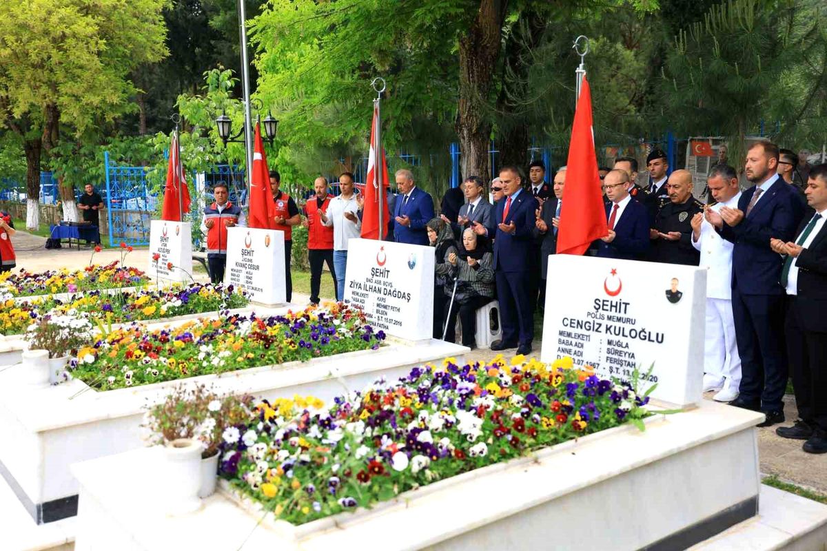 Vali Akbıyık, Kurban Bayramı'nda şehitlikleri ziyaret etti