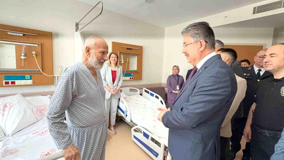 Vali Yılmaz'dan sağlık çalışanı ve hastalara bayram ziyareti