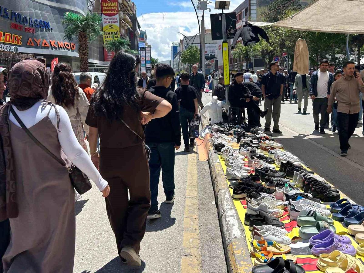 Van'da bayram yoğunluğu: Caddeler doldu taştı