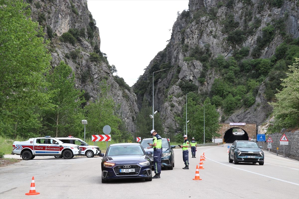 Yılda 14 milyon aracın geçtiği Isparta-Antalya kara yolunda tedbirler üst seviyede