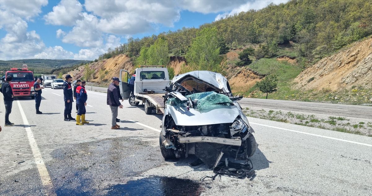 Yozgat'ta bariyerlere çarpan hafif ticari araçtaki 6 kişi yaralandı