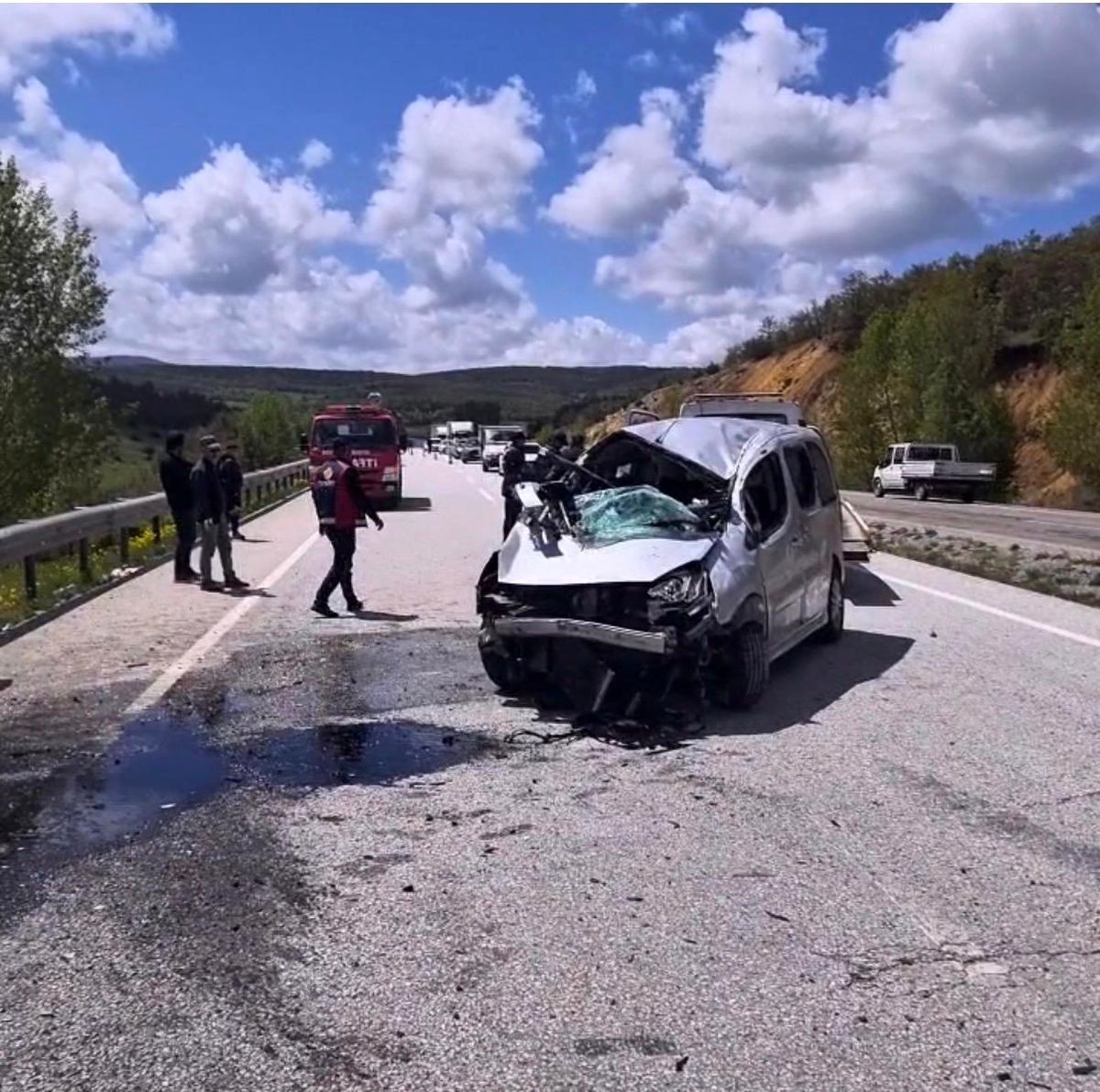 Yozgat'ta bariyerlere çarpan hafif ticari araçtaki 6 kişi yaralandı