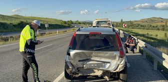 Yozgat'ta hafif ticari araç ile otomobilin çarpıştığı kazada 8 kişi yaralandı