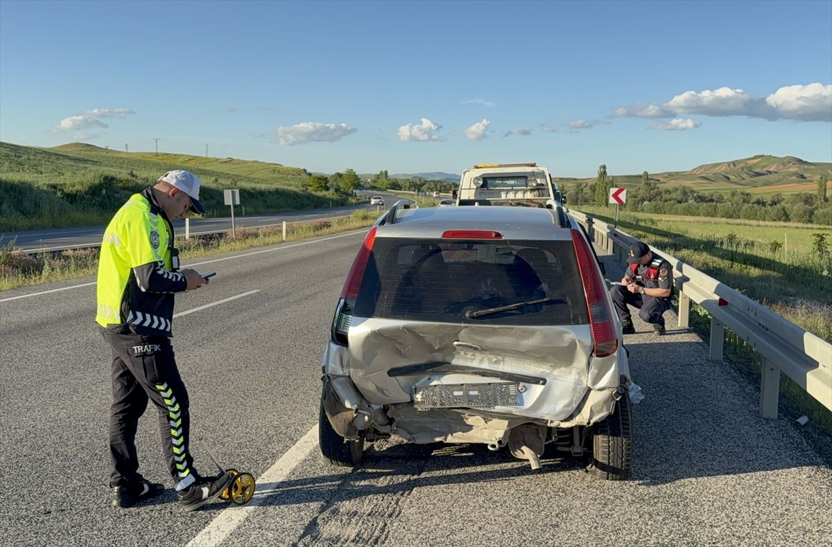 Yozgat'ta hafif ticari araç ile otomobilin çarpıştığı kazada 8 kişi yaralandı