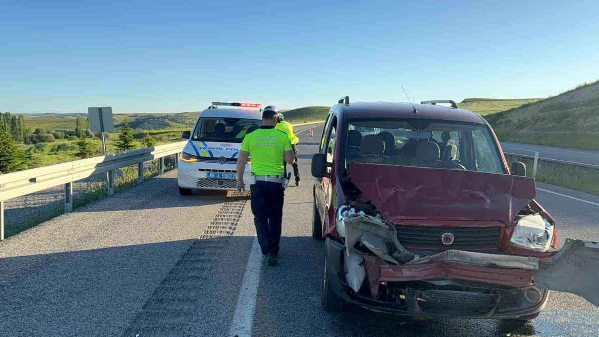 Yozgat'ta iki otomobil çarpıştı 8 kişi yaralandı