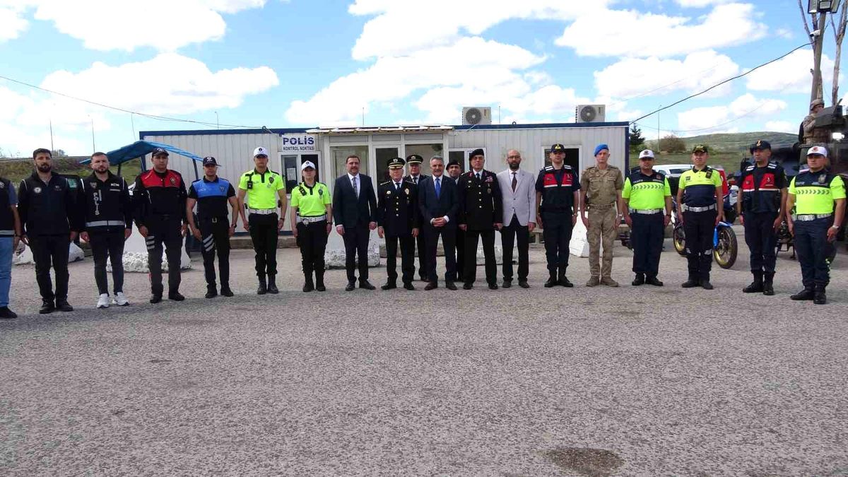Yozgat Valisi Özkan'dan şehitlik ziyareti ve güvenlik güçlerine bayram mesajı